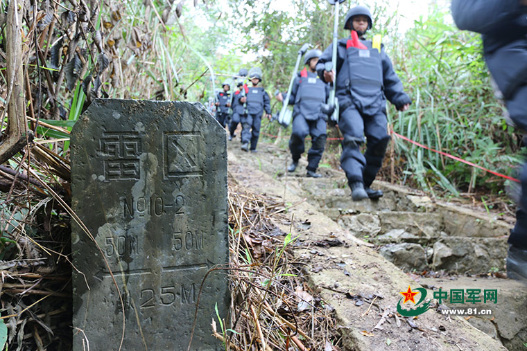 扫雷兵的约定｜走下雷场，给家人道一声平安