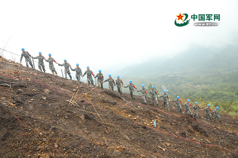 扫雷兵的约定｜走下雷场，给家人道一声平安