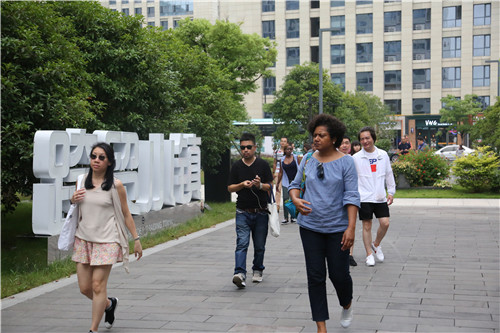 “一带一路”媒体研修班学员在杭州参观访问
