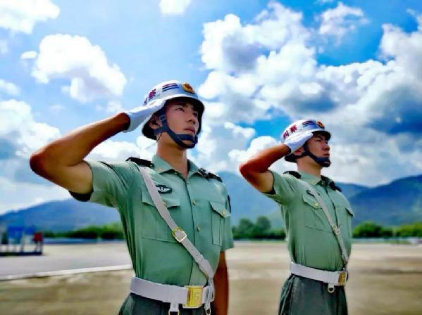 解放军驻香港部队军营开放日，这一幕让人感动！