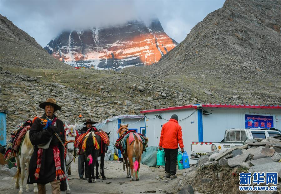 西藏：冈仁波齐山下的牧民致富路