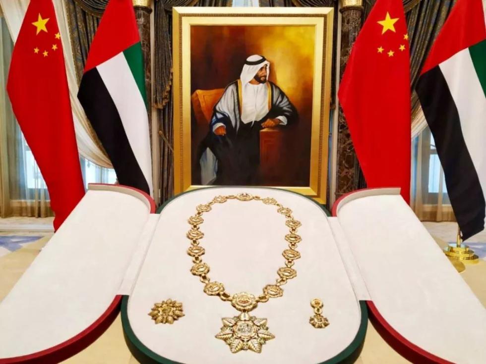 习近平被授予阿联酋国家最高荣誉勋章 获赠阿拉伯马