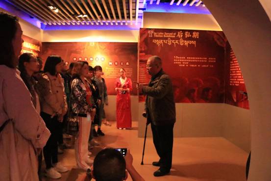 全国网媒记者走进青海藏文化馆 共同翻开藏文化的“百科全书”