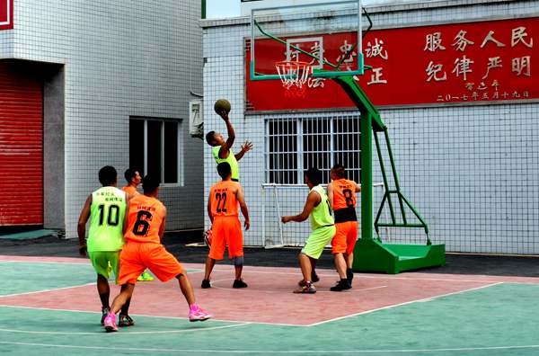 消防官兵与凤冈供电局联谊篮球赛迎“八一”
