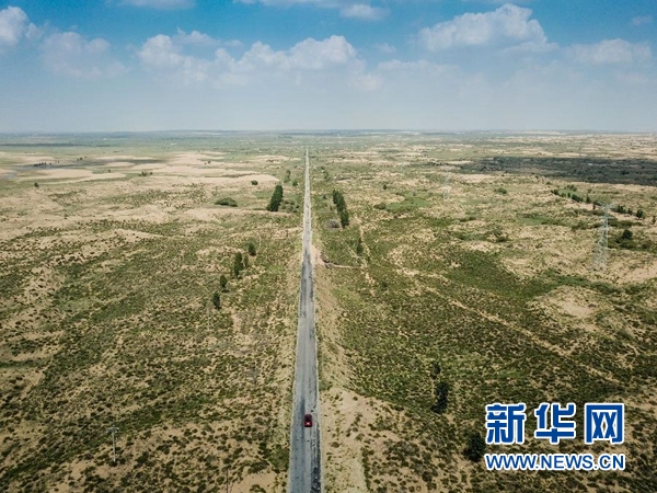 库布其首条穿沙公路　矗立在大漠的无形丰碑