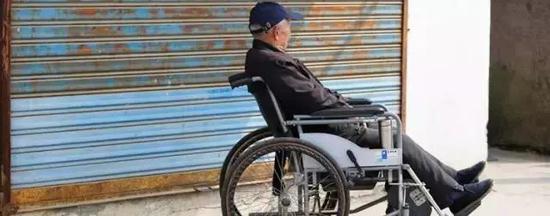 房租300元90后抢着住养老院 背后故事温暖两代人