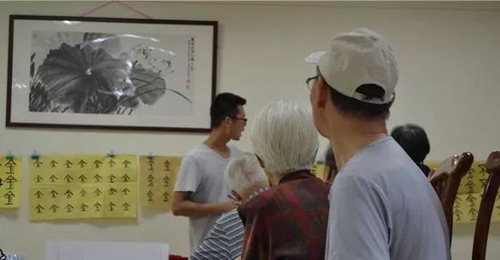 房租300元90后抢着住养老院 背后故事温暖两代人