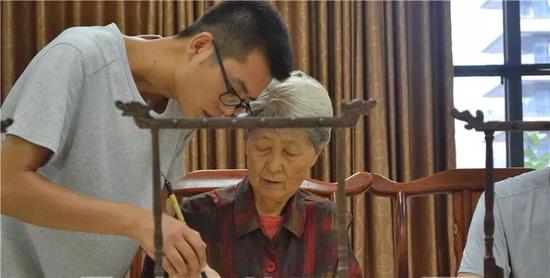 房租300元90后抢着住养老院 背后故事温暖两代人