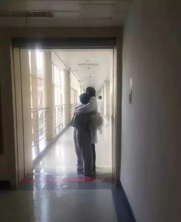 最美抱姿！两岁男童做完手术无助大哭，被他一把抱进怀里