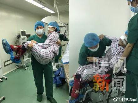 最美抱姿！两岁男童做完手术无助大哭，被他一把抱进怀里