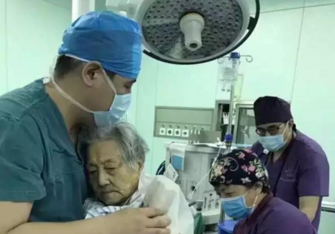 最美抱姿！两岁男童做完手术无助大哭，被他一把抱进怀里