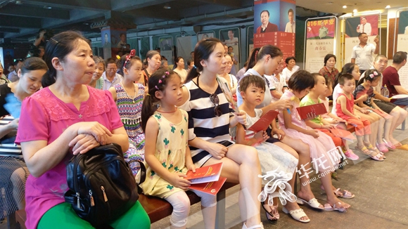 杨雪峰同志先进事迹专场文艺演出在碧津公园文艺小舞台上演