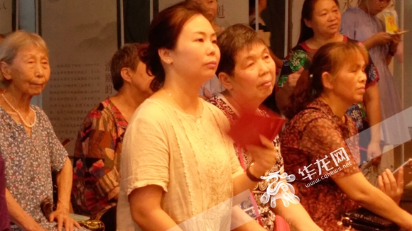 杨雪峰同志先进事迹专场文艺演出在碧津公园文艺小舞台上演