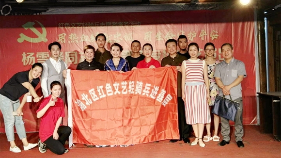 杨雪峰同志先进事迹专场文艺演出在碧津公园文艺小舞台上演