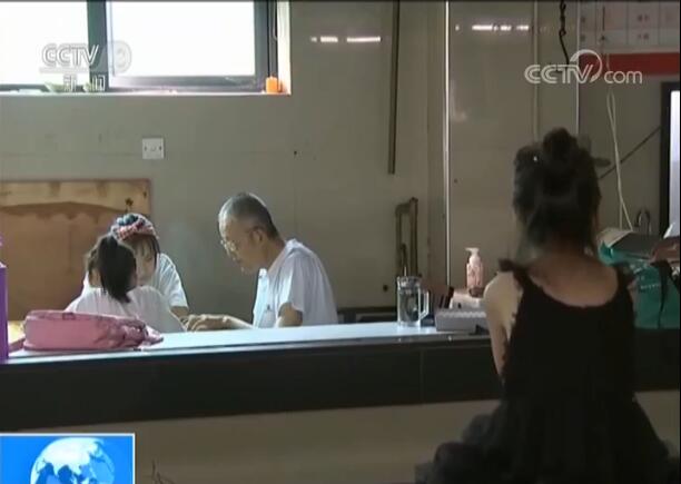 平凡中的感动：一张圆桌拼凑成“小候鸟”的英语教室