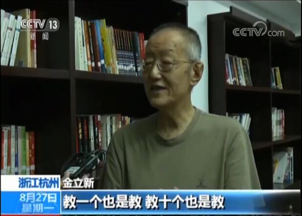 平凡中的感动：一张圆桌拼凑成“小候鸟”的英语教室