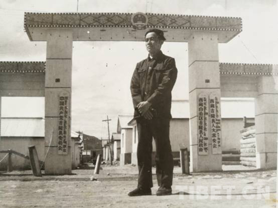 图为作者在吉隆边境热索桥（摄于1985年）