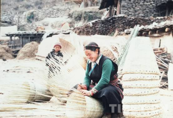 图为作者在吉隆边境热索桥（摄于1985年）
