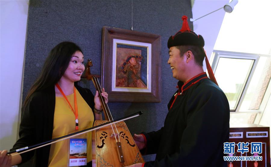 内蒙古鄂尔多斯举办草原风情艺术展