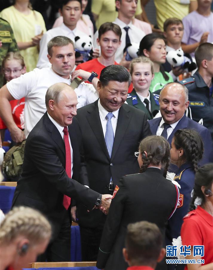 习近平和俄罗斯总统普京共同访问“海洋”全俄儿童中心
