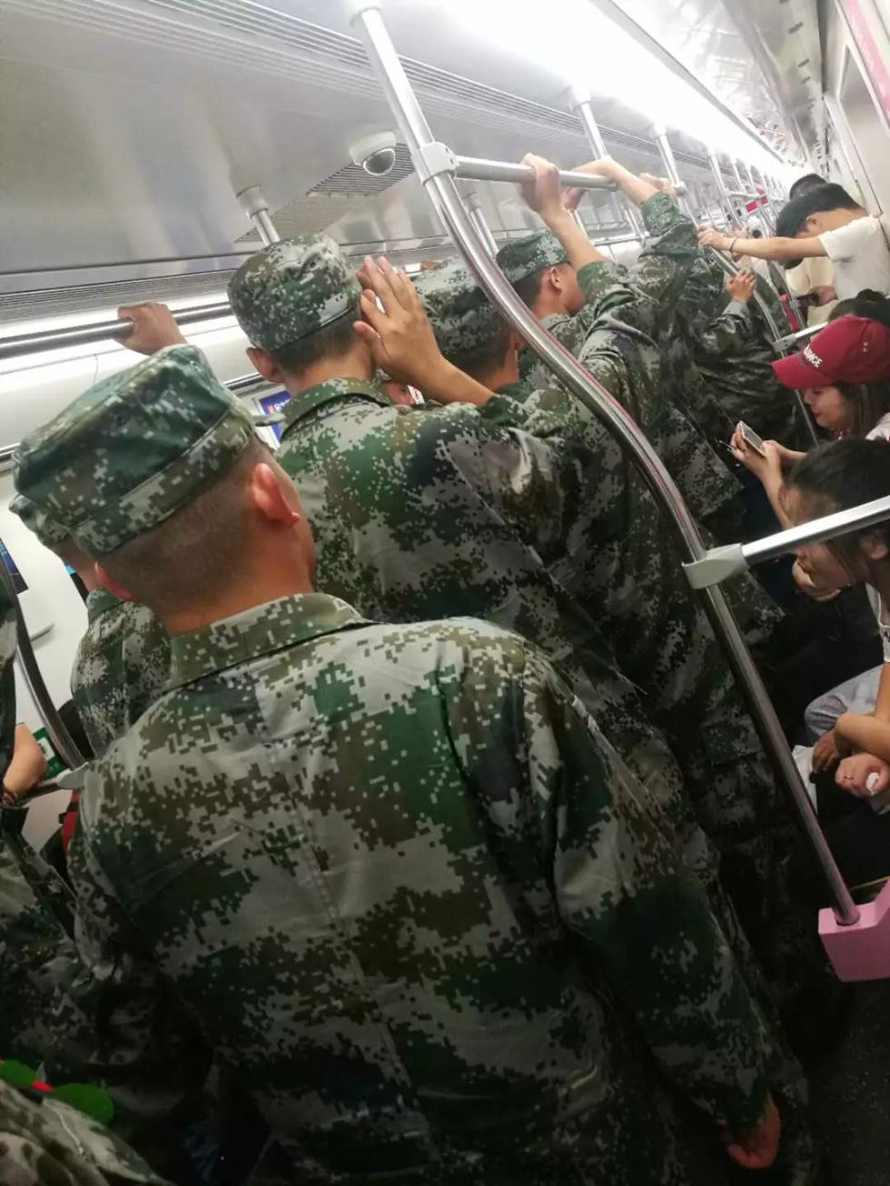 乘客地铁吐痰，新入伍兵哥哥做了一个动作……