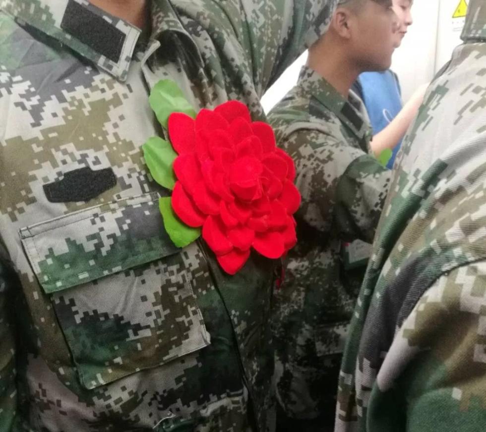 乘客地铁吐痰，新入伍兵哥哥做了一个动作……