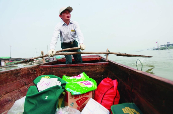 诚信建设万里行 |一个人一条船20年，这位邮递员在洪泽湖上 “摇”出数万里邮路