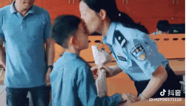 抖音上点赞800万的中国警察：原来这世上真的有超级英雄！