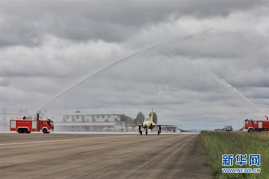 国产多用途飞机FTC－2000G在贵州安顺机场首飞成功