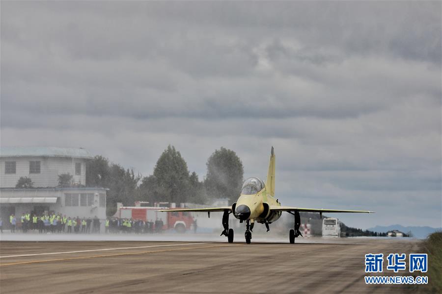 国产多用途飞机FTC－2000G在贵州安顺机场首飞成功