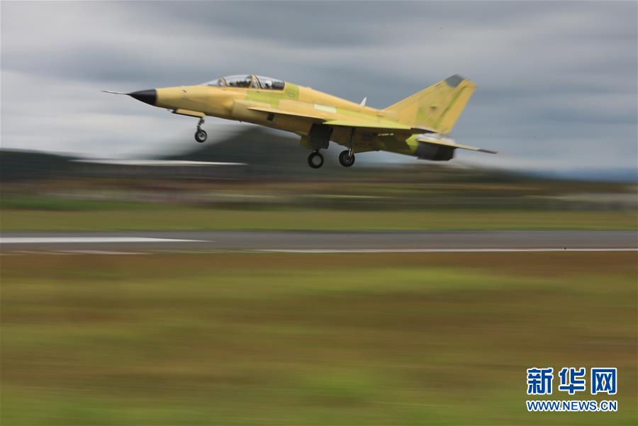 国产多用途飞机FTC－2000G在贵州安顺机场首飞成功