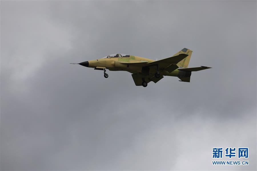 国产多用途飞机FTC－2000G在贵州安顺机场首飞成功