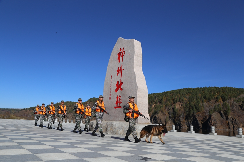 【网络媒体国防行】探秘中国最北的边防哨所 战士顶风冒雪巡逻（组图）