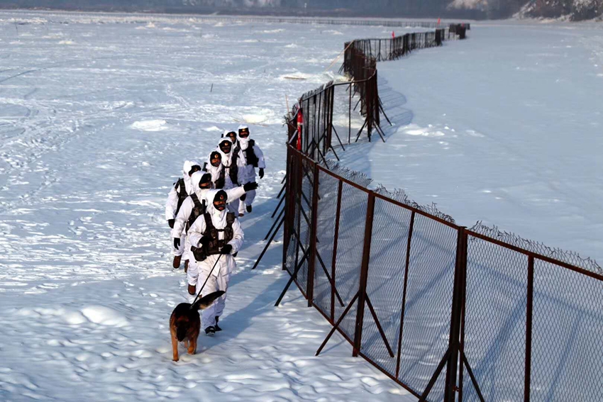 【网络媒体国防行】探秘中国最北的边防哨所 战士顶风冒雪巡逻（组图）