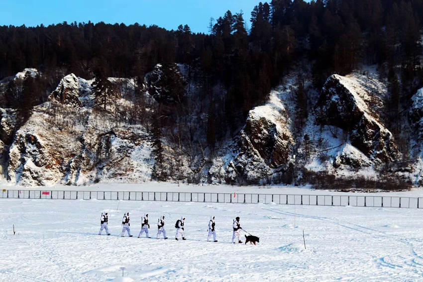 【网络媒体国防行】探秘中国最北的边防哨所 战士顶风冒雪巡逻（组图）