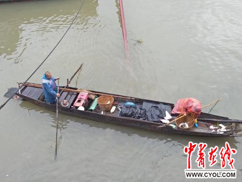 一起晒背影 | 你的岁月静好，他在负重前行