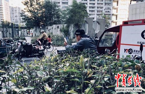 一起晒背影 | 你的岁月静好，他在负重前行
