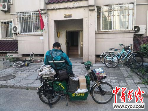 一起晒背影 | 你的岁月静好，他在负重前行
