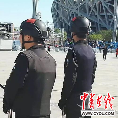 一起晒背影 | 你的岁月静好，他在负重前行