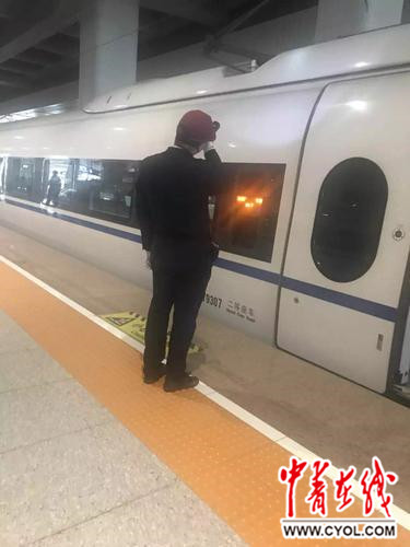 一起晒背影 | 你的岁月静好，他在负重前行