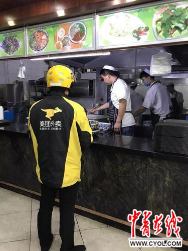 一起晒背影 | 你的岁月静好，他在负重前行