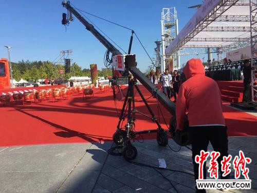 一起晒背影 | 你的岁月静好，他在负重前行