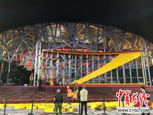 一起晒背影 | 你的岁月静好，他在负重前行