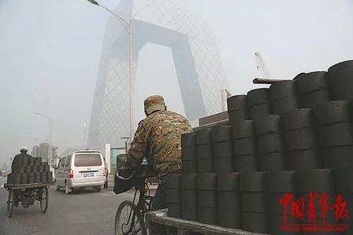 一起晒背影 | 你的岁月静好，他在负重前行