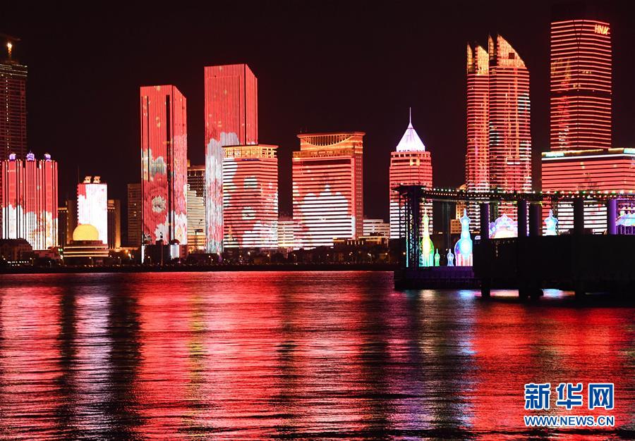 青岛浮山湾上演灯光秀——“我爱你中国”