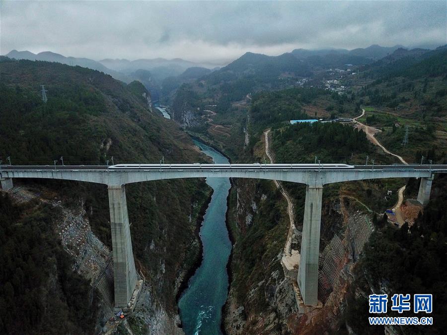 从万桥飞架看中国奋斗——在贵州高高的山岗上