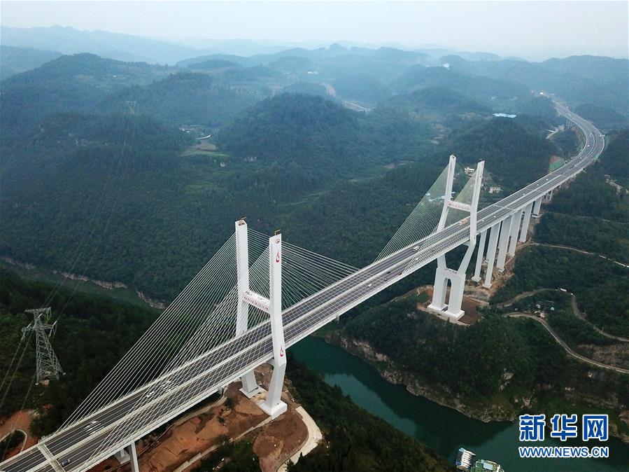 从万桥飞架看中国奋斗——在贵州高高的山岗上