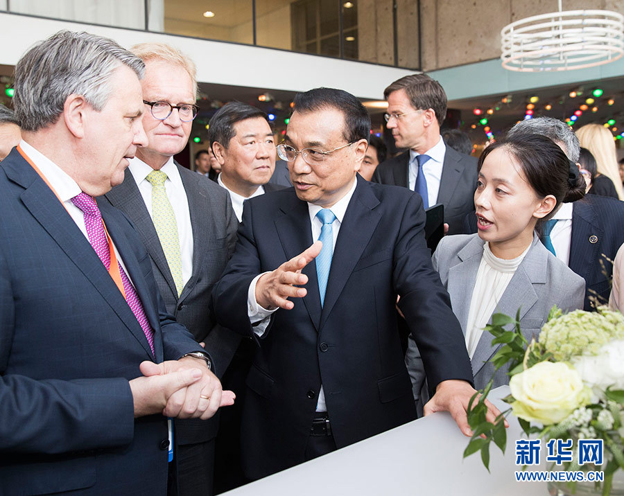 李克强与荷兰首相吕特共同参观荷兰高新技术展并出席企业家圆桌会