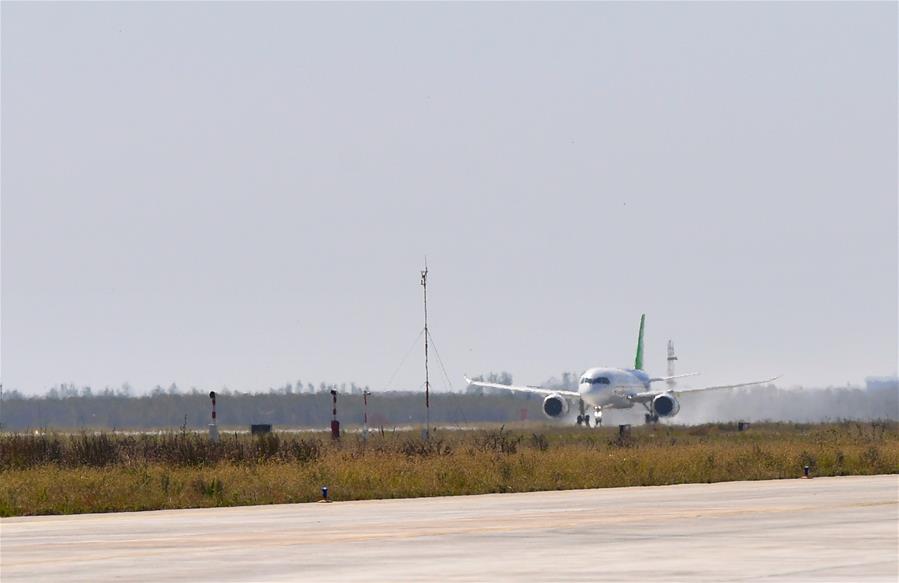 C919大型客机转场南昌瑶湖机场试飞