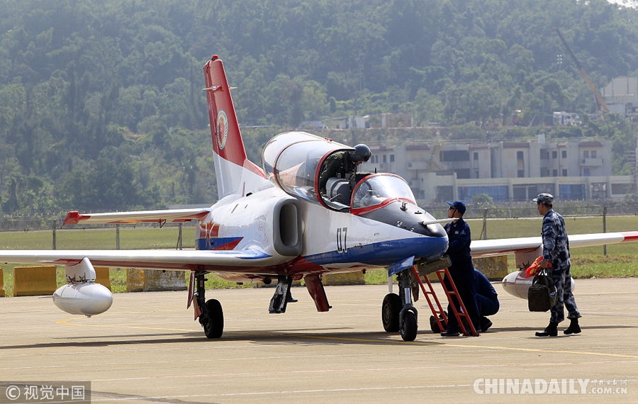 空军“红鹰”飞抵珠海 首次亮相中国航展